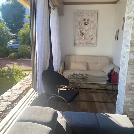 Confortable, Petite Vue Et Piscine Apartment