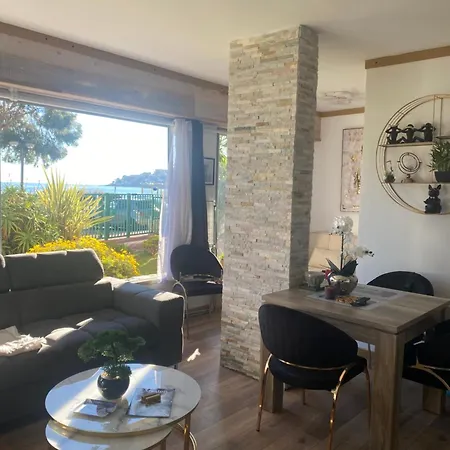 Confortable, Petite Vue Et Piscine Apartment *