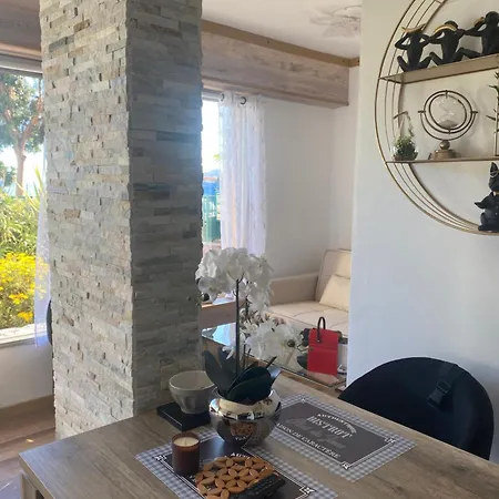 Confortable, Petite Vue Et Piscine *